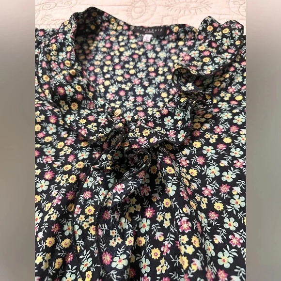 Sanctuary Ruffle Neck Floral Top Elastic Sleeve and Waist Size L - Picture 2 of 8